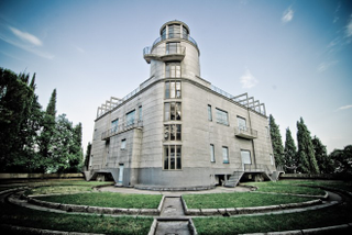 Illustration for article titled These Buildings Can Actually Move by Rotating